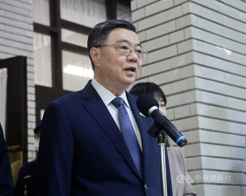 行政院長卓榮泰(圖)3日在立法院受訪表示,花蓮馬太鞍溪堰塞湖溢流重創花蓮光復鄉,行政院將提出丹娜絲風災特別條例修正並追加特別預算新台幣200億元,提出追加預算可短時間執行,效率上最快。中央社記者張皓安攝 114年10月3日