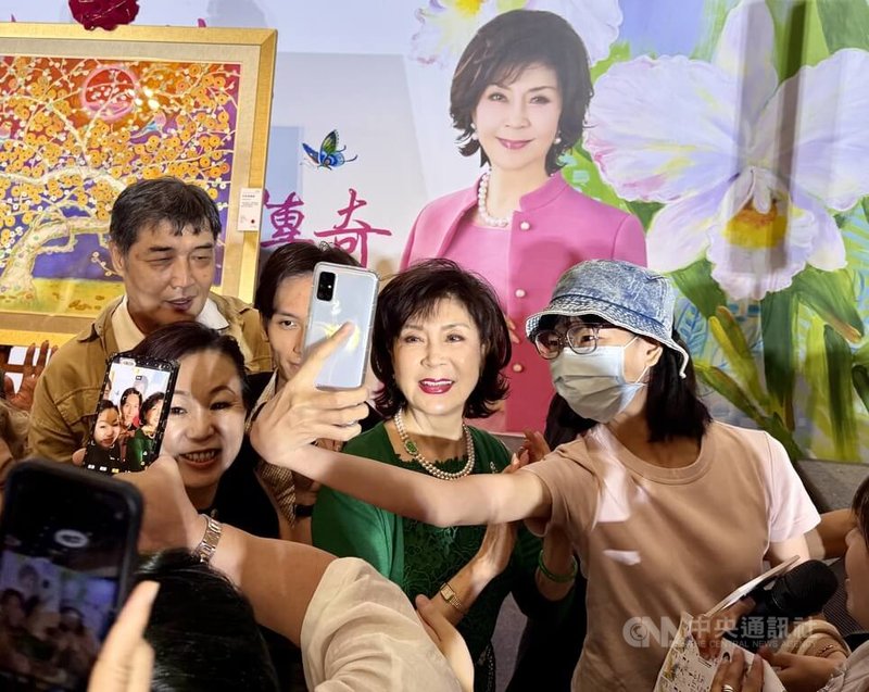 「白嘉莉美麗傳奇」藝術展在高雄登場，主題以「愛」為出發，集結資深藝人白嘉莉（中）40多年創作，展出逾70幅作品，3日吸引許多民眾前來觀展，也趁機會與白嘉莉自拍合影。中央社記者董俊志攝  114年10月3日