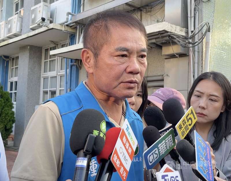 48歲邱姓男子2日在苗栗市持刀隨機砍傷2學童及1名男子,他10年前在同地點、同樣模式犯案,出獄才半年又重蹈覆轍,苗栗縣長鍾東錦(前)3日受訪表示,應檢討受刑人出獄後與社會銜接過渡機制。中央社記者管瑞平攝 114年10月3日