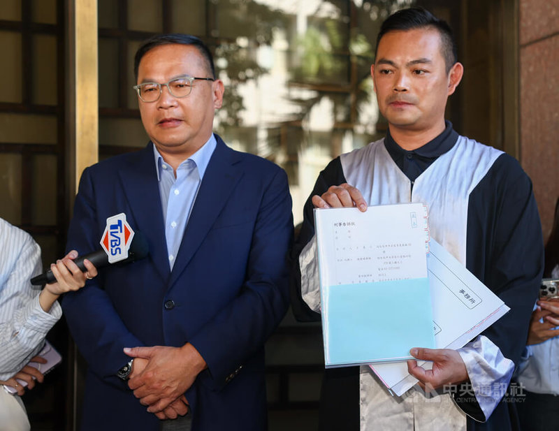 民眾黨主席黃國昌遭指培養跟拍集團，民進黨立委王義川（左）3日上午在律師陳君瑋（右）陪同下，到台北地檢署提出刑事告訴。王義川指出，他以被偷拍當事人身分提出，告發對象包括黃國昌、李麗娟、謝幸恩及不起訴處分書裡頭的4名狗仔中央社記者王騰毅攝  114年10月3日