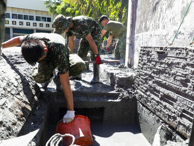 國軍官兵協助花蓮災後復原。（第2作戰區提供）中央社記者吳書緯傳真 114年10月4日
