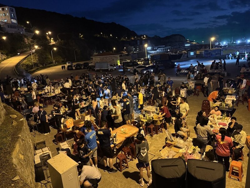 喜迎中秋佳節,2025年東引中秋聯歡派對3日晚間舉行,600名軍民聚集在連江縣東引鄉忠誠門前,於月光下一起烤肉同歡,氣氛熱烈。(東引玩小編提供)中央社記者潘欣彤傳真 114年10月4日