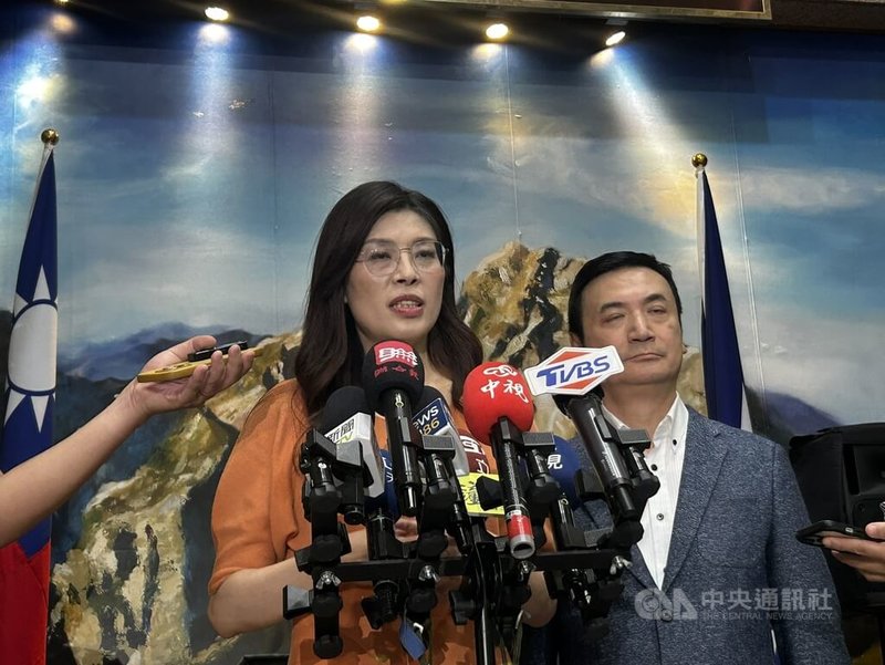 國民黨主席候選人鄭麗文今天表示，國民黨應把黨主席選舉順利完成，絕不會耽誤花蓮救災，中間沒有任何矛盾、重疊。中央社記者王承中攝 114年10月4日