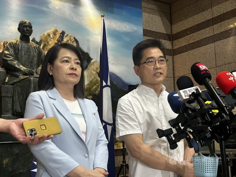 國民黨秘書長黃健庭（右）表示，經與各黨主席候選人陣營討論，他裁示在5日電視政見發表會後，原訂8場地方實體政見發表會，改為只在台北市、台中市及高雄市舉辦3場實體政見發表會。中央社記者王承中攝　114年10月4日