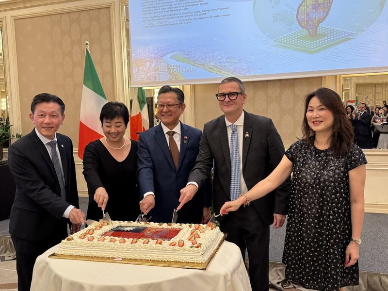 駐米蘭辦事處長林讚南(左3)與參加國慶酒會的國內外重要嘉賓一同切蛋糕慶祝。(駐米蘭辦事處提供)中央社記者黃雅詩羅馬傳真 114年10月4日