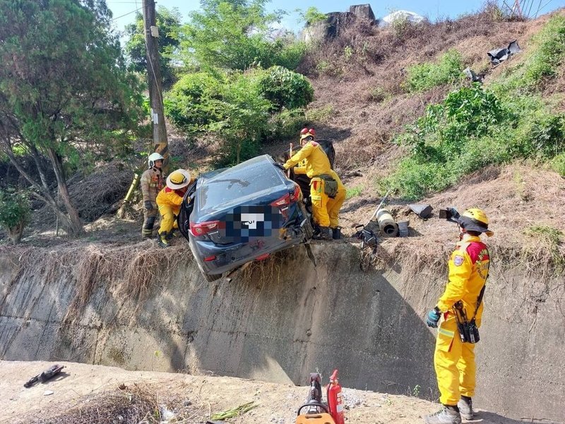 台南市左鎮山區4日上午發生汽機車疑似碰撞，汽車衝下邊坡撞上電線桿，共造成3人受傷送醫。（台南市消防局提供）中央社記者張榮祥台南傳真 114年10月4日