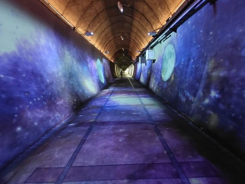 迎接中秋佳節，交通部觀光署東北角及宜蘭海岸國家風景區管理處從即日起到7日，邀請光雕藝術家徐志銘在具百年歷史的舊草嶺隧道，推出「隧道裡的月亮」沉浸式光影展演，歡迎遊客騎鐵馬感受驚奇的視覺體驗。（東北角風管處提供）中央社記者沈如峰宜蘭縣傳真  114年10月4日