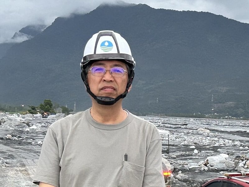 馬太鞍溪堰塞湖溢流重創花蓮縣光復鄉，台大土木工程系名譽教授陳振川（圖）也赴馬太鞍溪勘災，4日並以個人名義呼籲中央、地方共同合作，吸取過去經驗，加速規劃重建。（陳振川提供）中央社記者陳至中傳真　114年10月4日