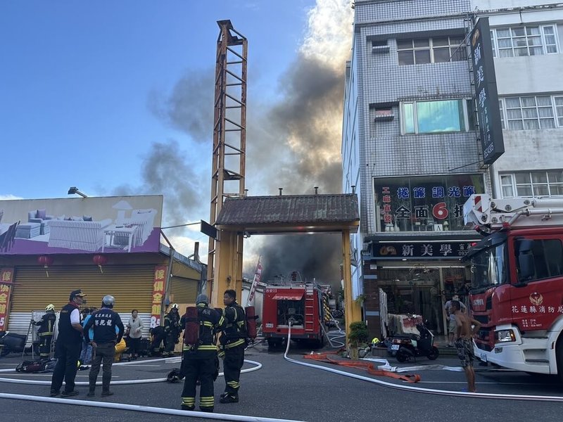 花蓮縣吉安鄉黃昏市場前的量販店倉儲4日下午發生火警、全面燃燒，消防局獲報出動大批人車前往灌救，現場陣陣濃煙直衝天際。（民眾提供）中央社記者張祈傳真　114年10月4日