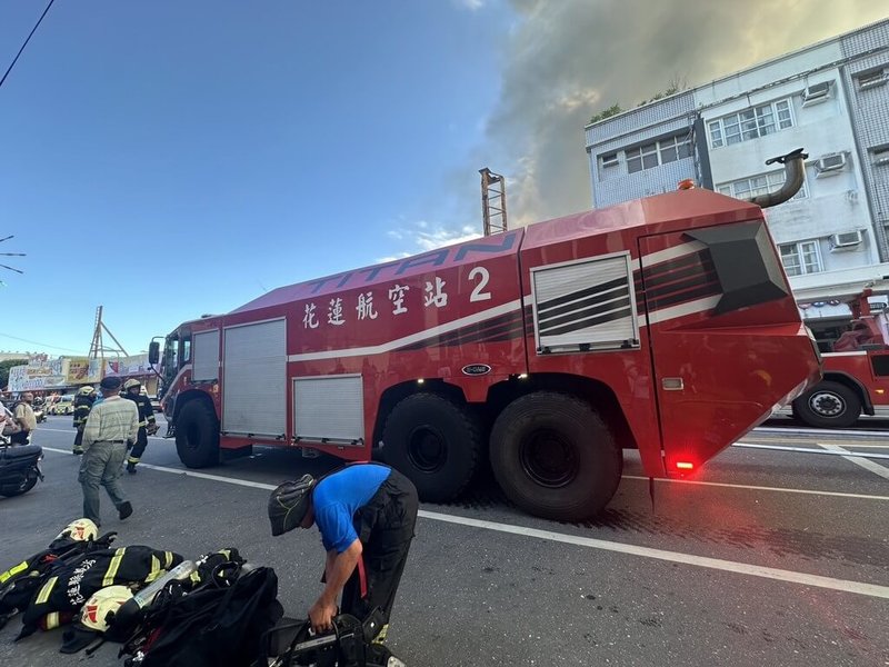花蓮縣吉安鄉黃昏市場前量販店倉儲4日下午發生火警,消防局出動大批人車到場灌救,並通報花蓮航空站特殊消防車到場支援。(民眾提供)中央社記者張祈傳真 114年10月4日