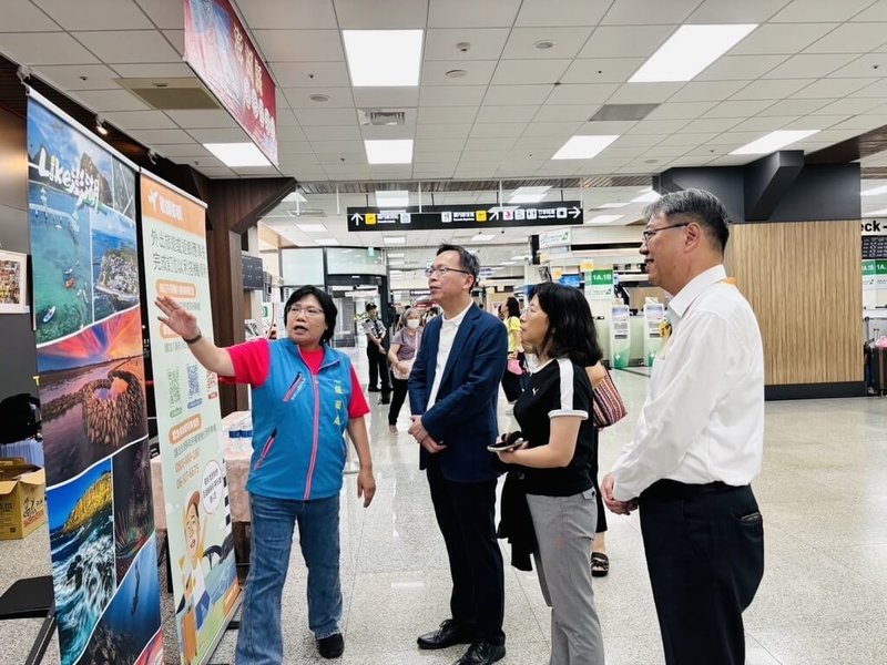 中秋連假開跑,交通部次長林國顯(前左2)4日前往台北松山機場關心疏運狀況,並要求民航局做好中秋及雙十國慶疏運整備工作。(交通部民用航空局提供)中央社記者黃巧雯傳真 114年10月4日