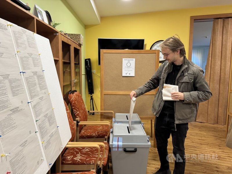 捷克國會大選3日登場，捷克各地投票站出現投票人潮，選民將所支持政黨的選票投入票箱，藉此決定哪些政黨能組成下屆政府。中央社記者劉郁葶布拉格攝 114年10月4日