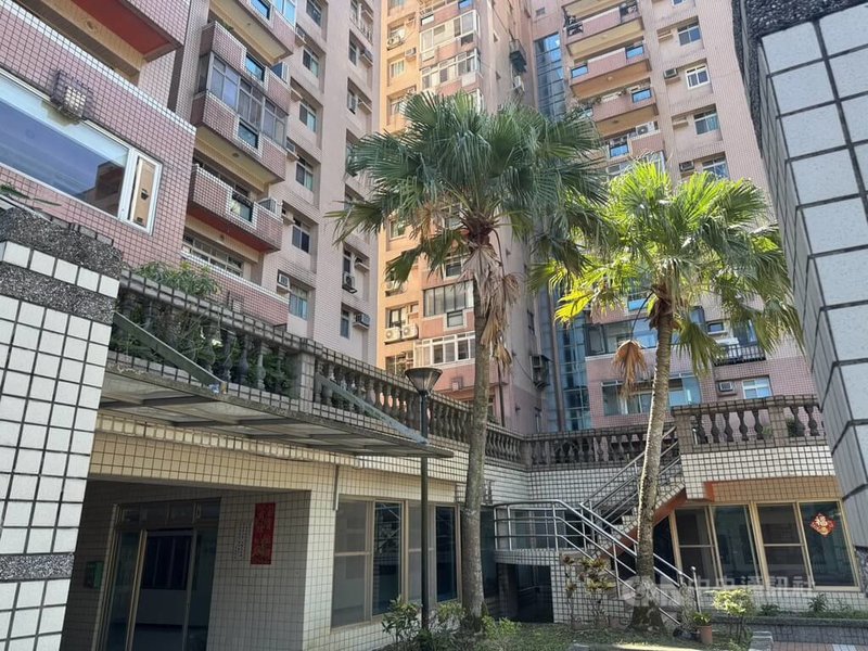 新北市新店區民宅，4日發生家人口角糾紛，姊姊遭弟弟持刀割傷脖子。姊姊被送往新店耕莘醫院急救，涉嫌行凶男子由轄區警方帶回，戒護就醫。圖為社區外觀。（翻攝畫面）中央社記者黃旭昇新北傳真　114年10月4日