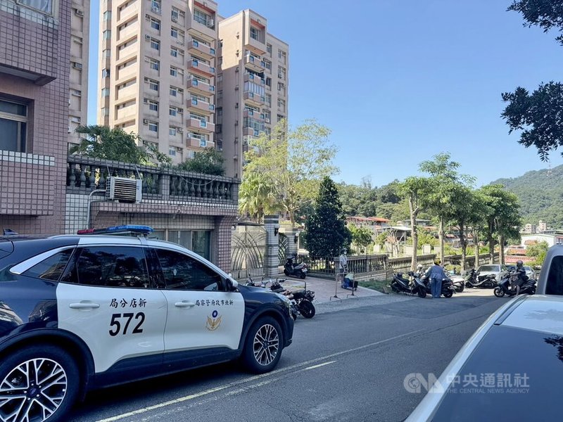 新北市新店區民宅，4日發生傷害案，同住的姊姊因口角糾紛，拉扯之際，遭弟弟持刀割傷脖子，送醫急救，涉嫌行凶男子由警方戒護就醫後詢問。圖為警方據報前往調查。（翻攝畫面）中央社記者黃旭昇新北傳真 114年10月4日