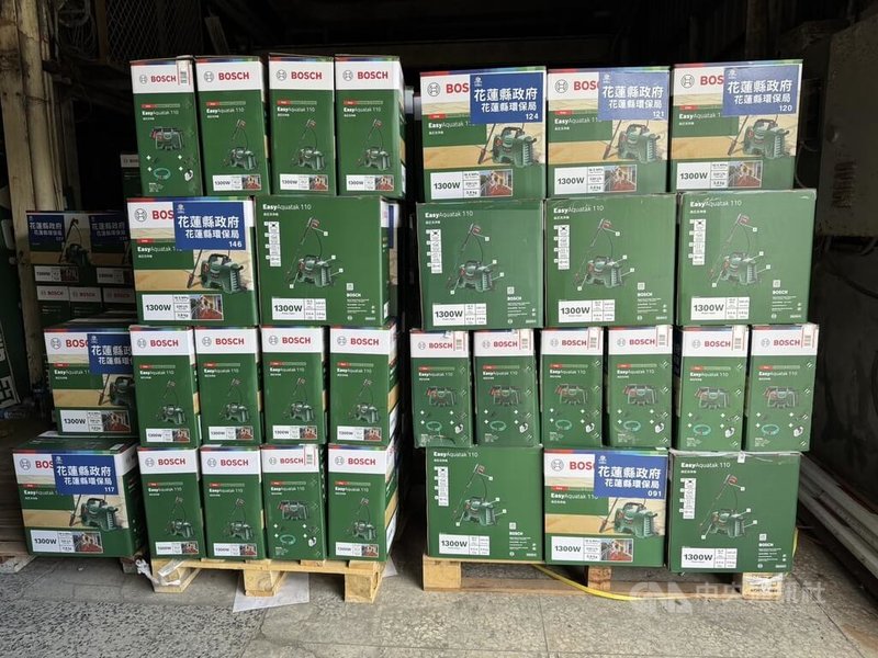 花蓮縣府採購500台高壓清洗機,提供光復災民登記借用,目前已出借100多台。中央社記者張祈攝 114年10月4日