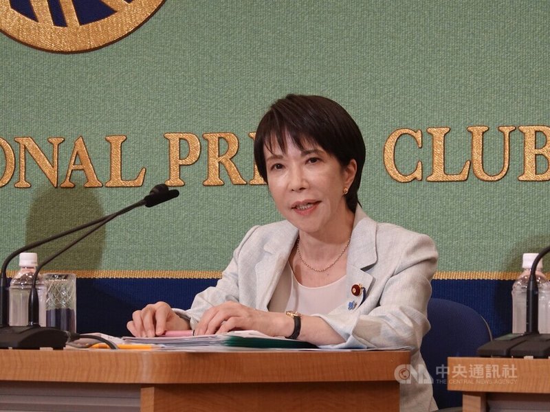 自民黨總裁選舉4日投開票,64歲的前經濟安全保障大臣高市早苗能否成為日本首位女首相備受關注。她從政逾30年,3度參選自民黨總裁。高市理想領導人是英國前首相佘契爾夫人,曾說憧憬台灣的前總統蔡英文。圖為9月24日高市參加自民黨總裁選舉5候選人辯論會情形。中央社記者楊明珠東京攝 114年10月4日