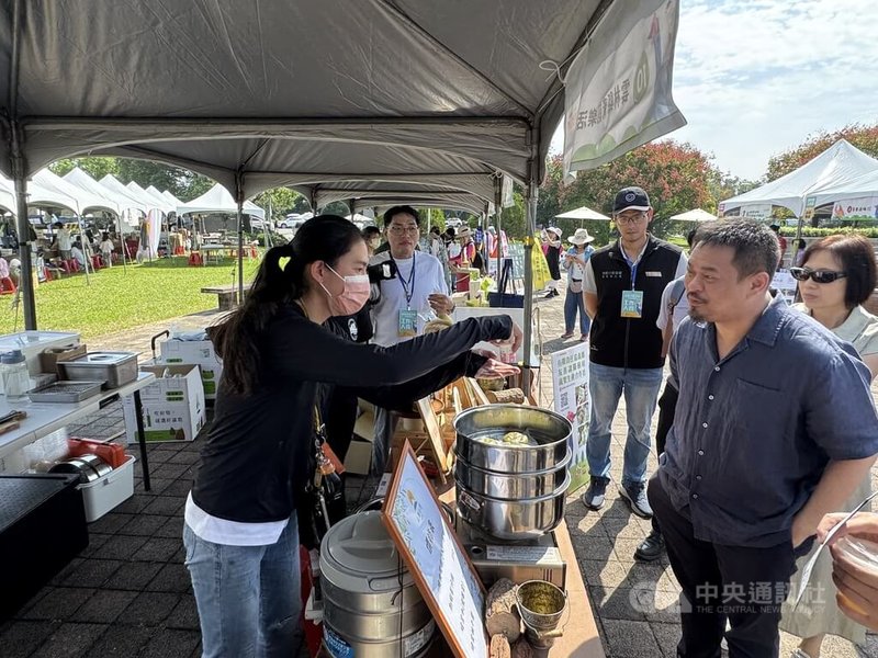 勞動部勞動力發展署雲嘉南分署4日在雲林縣古坑鄉二二八紀念公園辦「好時光靚市集:雲嘉南金在地」,勞動部長洪申翰(右1)逐一訪視現場34家由分署輔導的單位。中央社記者姜宜菁攝 114年10月4日