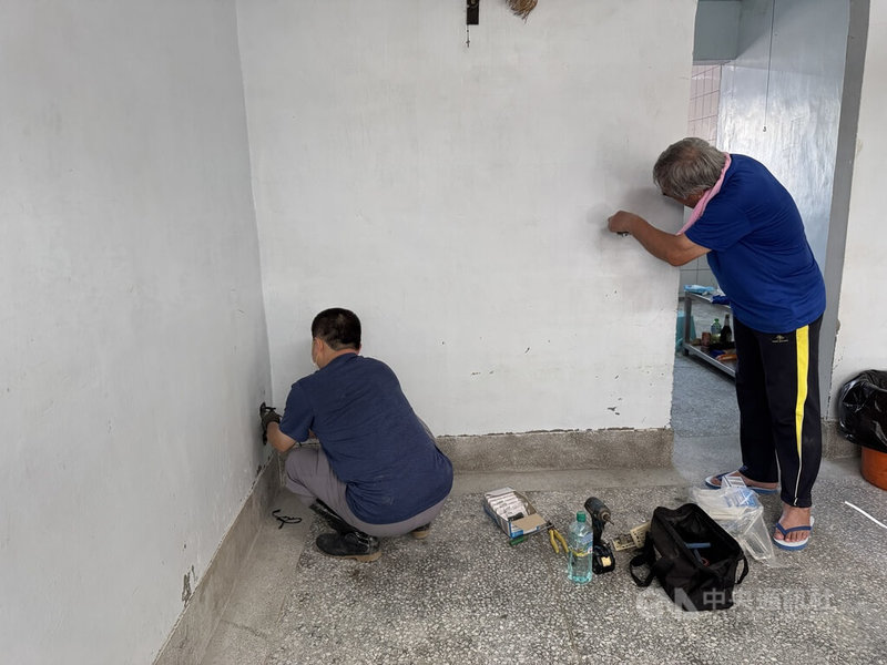 中秋連假首日,花蓮光復地區4日仍有很多志工進入,水電超人幫受災戶清理家園。中央社記者張祈攝 114年10月4日