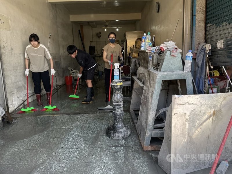中秋連假首日，花蓮光復地區4日仍有很多志工進入，清潔超人在受災家戶細部清潔。中央社記者張祈攝 114年10月4日