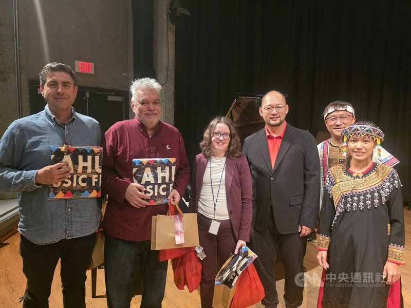 尼布恩合唱團精神領袖陳俊志(右2)和加拿大著名民族音樂家華萊士(Russell Wallace,左2)都為彼此的音樂和文化而驕傲又感動。串聯兩者交流的加拿大中華道教關帝協會天金堂總籌Jeffrey Yu(右3)說,美好的原民文化需要讓更多人知道。中央社記者程愛芬溫哥華攝 114年10月4日