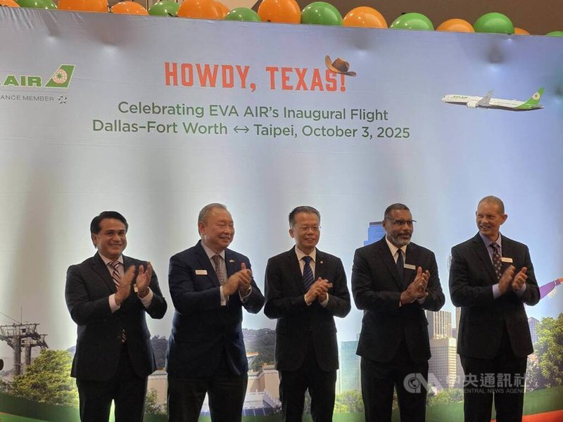 長榮航空於美國時間3日啟航達拉斯–桃園航線，在達拉斯-沃斯堡國際機場舉行首航儀式，由長榮航空總經理孫嘉明（中）、駐美代表俞大㵢（左2）、達拉斯-沃斯堡機場執行副總裁兼首席營收官布坎南（Ken Buchanan）（右2）主持，並邀請沃斯堡副市長佛羅雷斯（Carlos Flores）（左1）等剪綵。中央社記者江明晏攝　114年10月4日