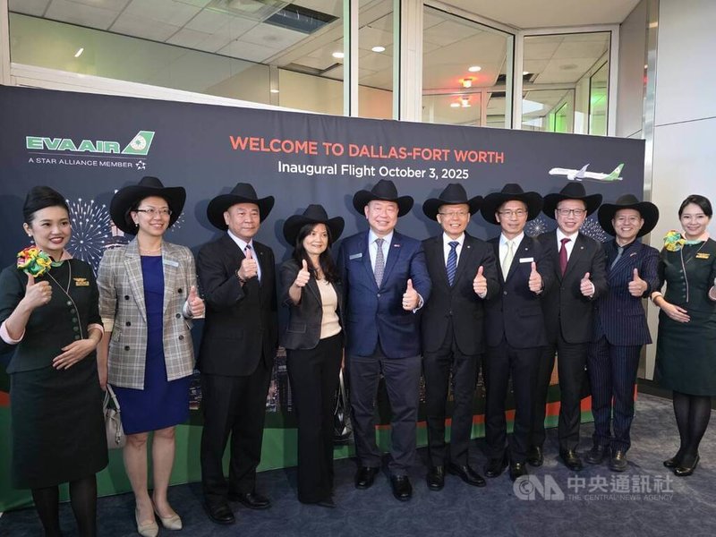 長榮航空桃園-達拉斯首航班機美國時間3日落地,駐美代表俞大㵢夫婦(左5、左4)、駐休士頓台北經濟文化辦事處長蕭伊芳(左2)、長榮航空總經理孫嘉明(右5)一同戴上德州贈送的當地特色牛仔帽合影。中央社記者江明晏攝 114年10月4日
