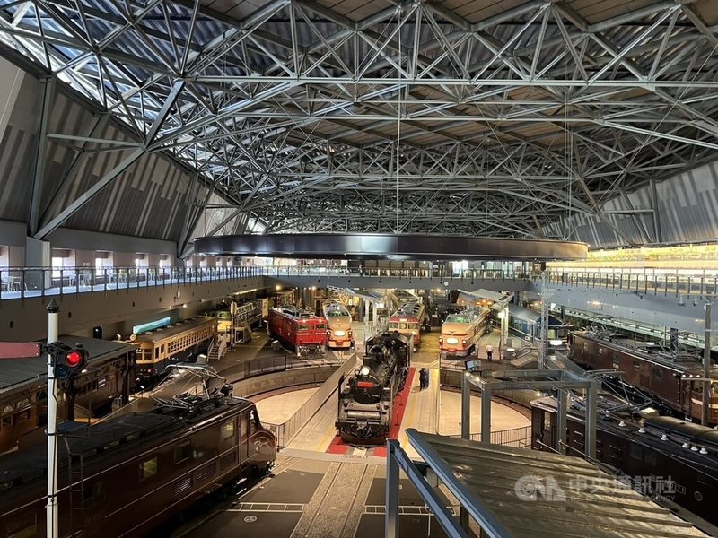 位於日本埼玉縣的大宮鐵道博物館2024年參觀人次達77萬,在特定時段車輛展示區中間的轉車台旋轉(汽笛鳴奏演示)以及場內車長、駕駛員模擬體驗、迷你列車等設施,皆為特色。中央社記者黃巧雯攝 114年10月4日