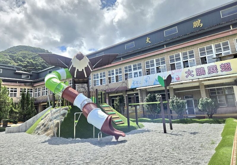 新北市萬里區大鵬國小全新兒童遊戲場「大鵬展翅樂翱翔」9月底正式啟用,遊戲場設計藍圖為全校師生共同構思,並以校名為發想,結合「大鵬展翅」意象打造。(新北市大鵬國小提供)中央社記者黃旭昇新北市傳真 114年10月4日