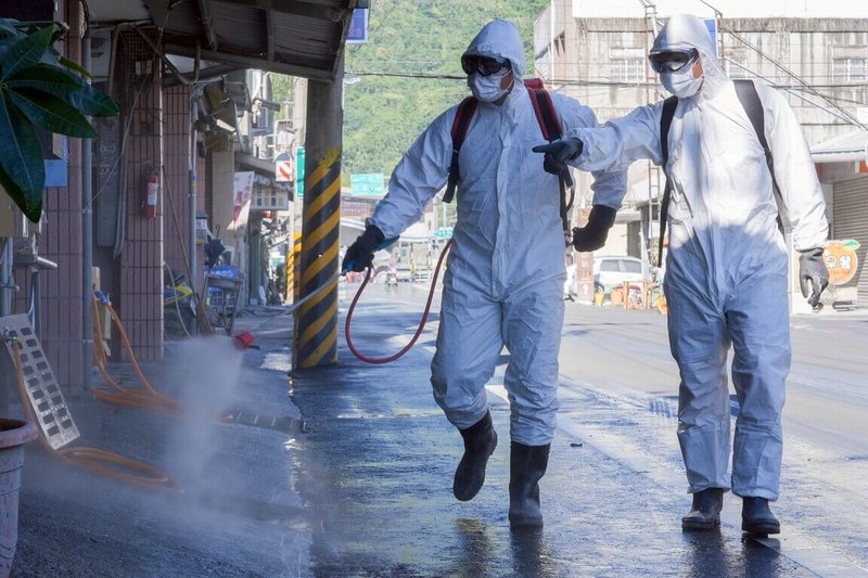 國軍化學兵於花蓮地區進行消毒。(第2作戰區提供)中央社記者吳書緯傳真 114年10月4日