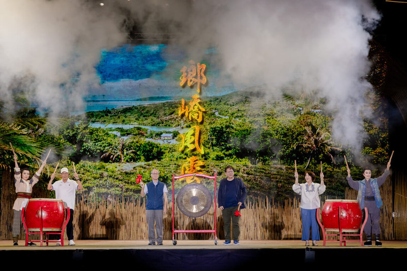 明華園戲劇總團大戲「瑯嶠風雲」4日晚間在恆春古城聯福磚窯前草皮盛大開演,包含總統府秘書長潘孟安(右3)、屏東縣長周春米(右2)、文化部長李遠(左3)等人敲鑼擊鼓熱鬧宣告開場。(屏東縣文化處提供)中央社記者黃郁菁傳真 114年10月4日