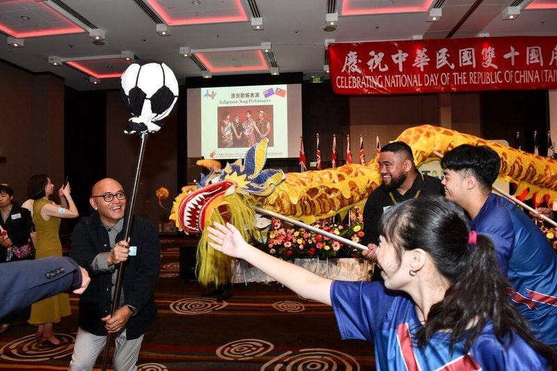 駐奧克蘭辦事處3日舉辦中華民國國慶酒會,國立體育大學舞龍隊與紐西蘭毛利賓客同舞金龍。(駐奧克蘭辦事處提供)中央社記者丘德真雪梨傳真 114年10月4日