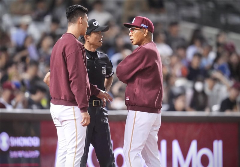 中華職棒樂天桃猿隊確定以年度勝率第3闖進季後賽，總教練古久保健二（右）4日表示，選手一整年下來真的很努力，之後會朝目標邁進。（樂天桃猿提供）