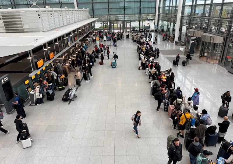 慕尼黑機場4日因無人機侵入，24小時內第二度關閉跑道，雖然數小時後逐步恢復航班起降，預料整日仍持續延誤。圖為機場大廳排隊旅客。（路透社）