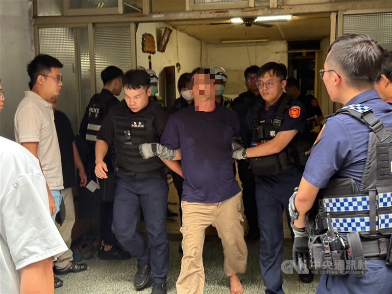 苗栗市邱姓男子（前中）10年前曾在超商持利剪殺人未遂，服刑出獄後，2日又持刀在街頭攻擊路人。警方於案發後發動線上警力實施圍捕，並在社寮街將邱男圍捕到案。（中央社檔案照片）