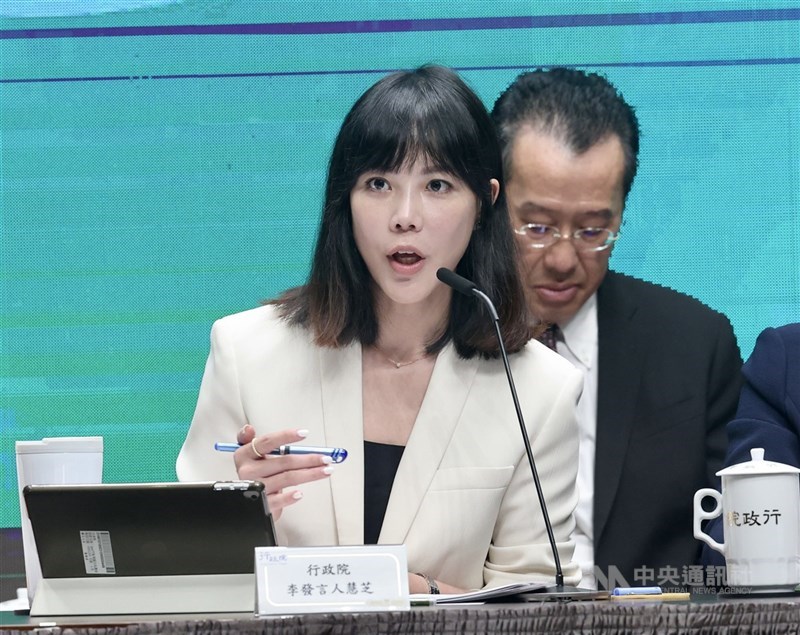 針對明年度中央政府總預算案恐被退回，行政院發言人李慧芝（前）4日指出，政院願參與協商、促進溝通。（中央社檔案照片）