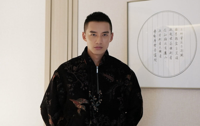 馬來西亞男星陳澤耀(圖)在電影「他年她日」中飾演許光漢的弟弟,得詮釋口吃的樣子,相當考驗演技,近日並為電影宣傳訪台。(大元娛樂提供)中央社記者王心妤傳真 114年10月4日