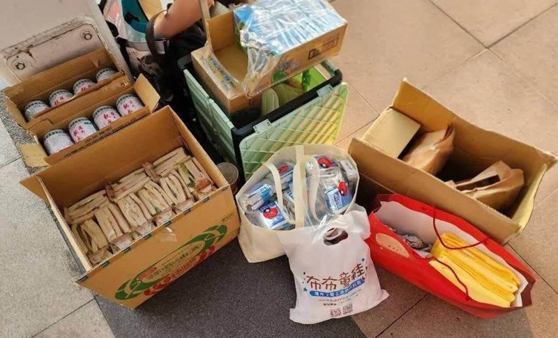 花蓮馬太鞍溪堰塞湖溢流致災,全台志工湧入光復,有網友分享,在台中看到「助鏟士」蹲點車站提供物資,甚至還轉往高鐵站月台繼續發放。(讀者提供)中央社記者洪學廣傳真 114年10月4日