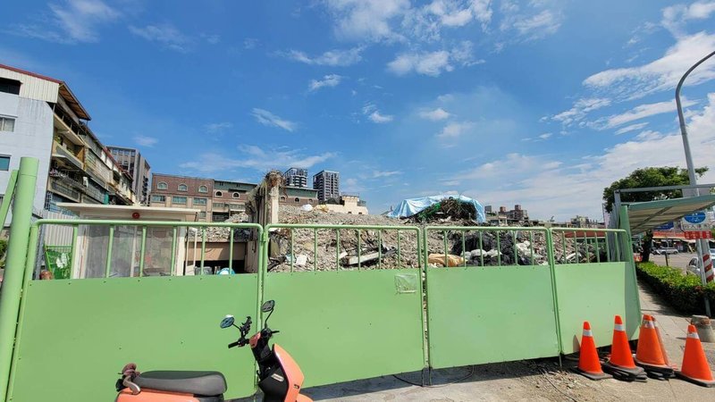 高雄市明誠一路一處工地被檢舉堆放約2層樓高的廢棄鋼筋和土石，市府工務局指出，現場未依規定施工，依違反建築法等規定開罰9萬元勒令停工；環保局也依違反廢清法開罰。（高市工務局提供）中央社記者洪學廣傳真　114年10月4日
