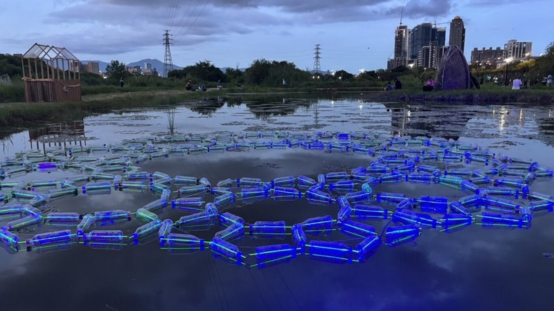 2025新北濕地藝術季展覽4日揭幕,展出14組環境裝置藝術作品,元智大學團隊的「種籽的幾何學」以寶特瓶漂浮裝置來呈現城市與自然的平衡共生(新北市高灘處提供)中央社記者黃旭昇新北市傳真 114年10月4日
