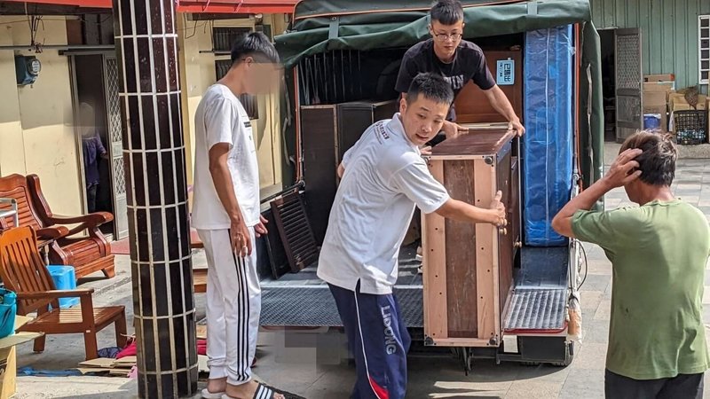 台北市議員建議市府提供再生傢俱給花蓮洪災的光復鄉災民，環保局回應已主動向花蓮縣府傳達可提供援助再生傢俱的訊息，等相關資訊確定後就進行媒合及運送，圖為環保局再生傢俱運送過程。（環保局提供）中央社記者劉建邦傳真　114年10月4日