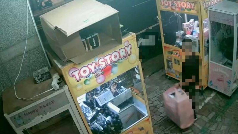 台南市無業施姓男子日前接連在北區2間娃娃機店行竊，總計偷走價值新台幣20餘萬元商品，警方調閱監視器循線追人，依法送辦。（台南市警局提供）中央社記者張榮祥台南傳真　114年10月4日