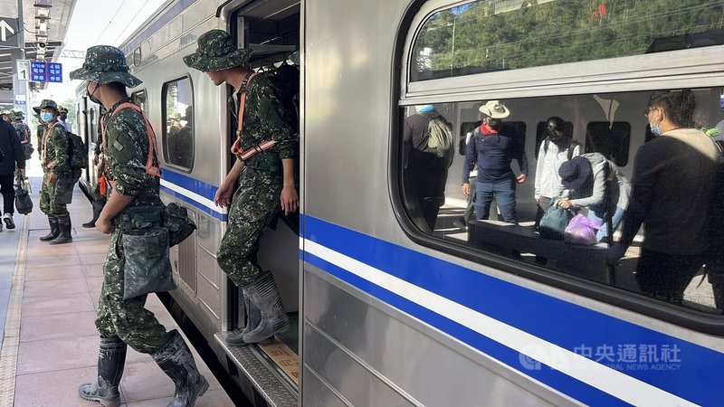 中秋節首日國軍派遣2413名官兵入災區,力拼中秋節前完成道路清淤。中央社記者盧太城花蓮攝 114年10月4日