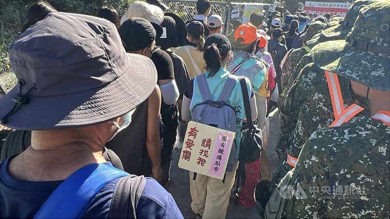中秋節連假首日志工和軍人湧入光復鄉災區,4日「鏟子超人」明顯減少,由專業志工接手,也有護理相關年輕女子;月台上同時出現井然有序的軍人。中央社記者盧太城花蓮攝 114年10月4日