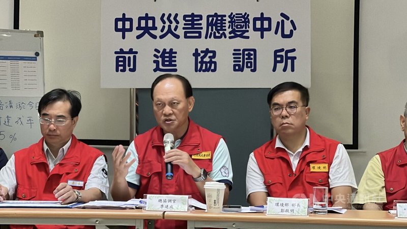 中央災害應變中心前進協調所總協調官季連成 (中)4日表示,如果一般志工到花蓮縣光復鄉災區仍會分流,幫忙做1萬個防颱沙袋。中央社記者盧太城台東攝 114年10月4日