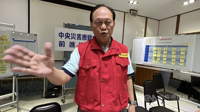 中央災害應變中心前進協調所總協調官季連成，每天「超人行程」未見倦容，依然處事明快，災民感謝他率救災團隊犧牲中秋假期。他說，包括志工大家希望災區能有愉快中秋夜。中央社記者盧太城花蓮攝  114年10月4日
