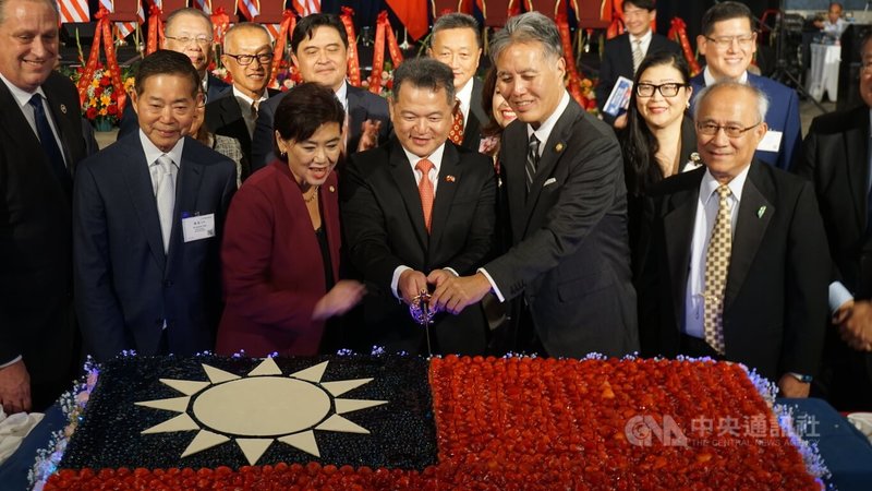 駐洛杉磯辦事處舉行國慶酒會,處長紀欽耀(右3)與聯邦眾議員趙美心(右4)、高野(右2)切國旗蛋糕。中央社記者林宏翰洛杉磯攝 114年10月4日
