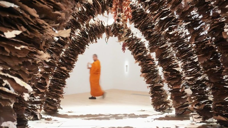 新北市美術館新展「建築的恐懼與療癒」4日盛大登場，日前邀請泰國僧侶在藝術家普瑞姆塔達（Boonserm Premthada）參展作品「藥草之廟」前進行祈福儀式。（新北市美術館提供）中央社記者黃旭昇新北市傳真  114年10月4日