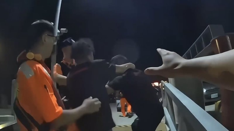 金門縣4日凌晨有民眾在海上作業時發生糾紛，雙方返回漁港後發生衝突，岸巡隊獲報由九宮安檢所派員制止，並通報金城警分局烈嶼分駐所協助。（海洋委員會海巡署金馬澎分署提供）中央社記者吳玟嶸傳真  114年10月4日