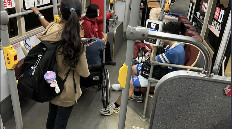 部落客潔媽在高鐵台中站搭乘公車時，發現坐輪椅獨自出行的老人在公車上雙手緊抓欄杆，但後方有高中生默默把左腳往前伸，當「車輪擋」，潔媽3日說，高中生的善舉就像黑夜裡的一束光。（部落客潔媽提供）中央社記者吳哲豪傳真 114年10月4日