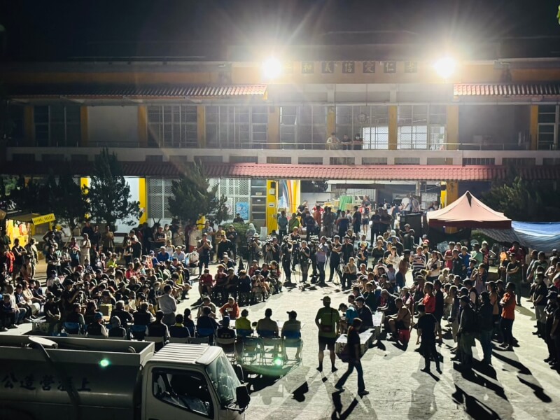 花蓮馬太鞍溪堰塞湖溢流造成光復鄉Fata’an部落災情嚴重,花蓮縣長徐榛蔚3日晚間與部落對話,族人訴求政府提出具體安置方案。(Fata’an部落自救會提供)中央社記者張祈傳真 114年10月4日